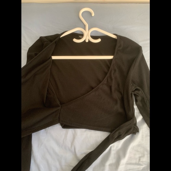 Cute Wrap Around Cropped Long Sleeve Top 🌀 - Picture 3 of 5